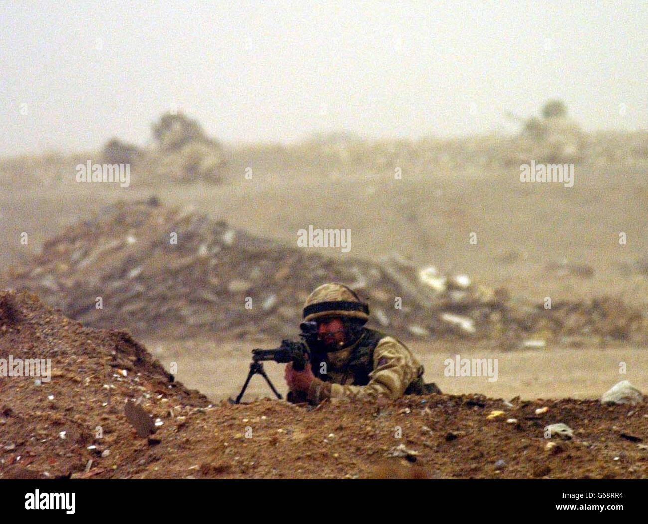 Leichte Infanterie vom 2. Royal Tank Battle Gruppe greifen Az Zubaya in der Nähe von Basra, Irak, in den frühen Morgenstunden an. Stockfoto