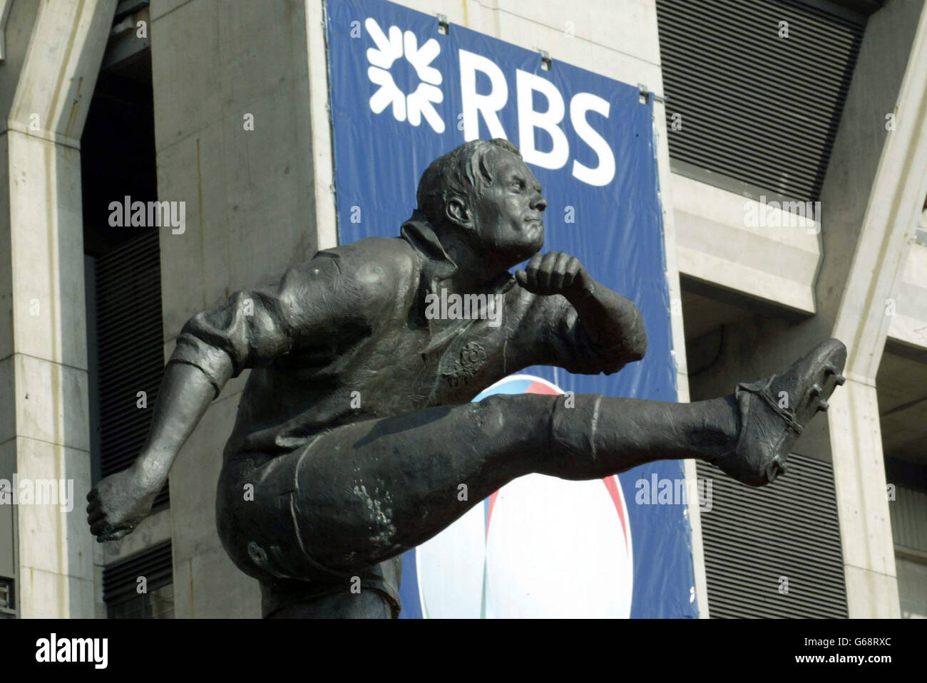 Die Skulptur eines Rugby-Spielers vor dem Stadion vor dem RBS 6 Nations Match zwischen England und Schottland in Twickenham, London. England besiegte Schottland 40-9. Stockfoto