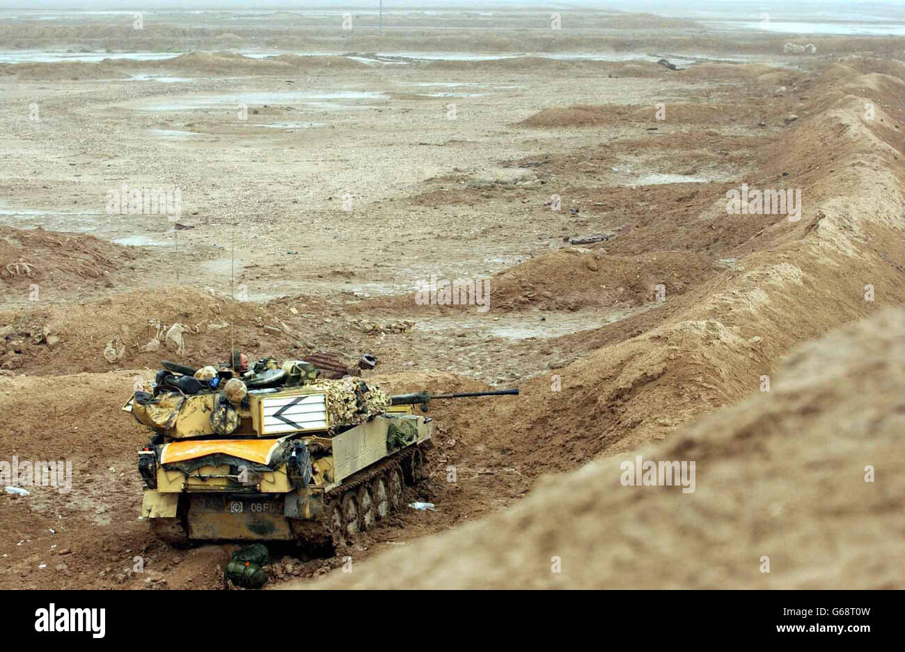 Stabsfeldwebel Jerome Tyson aus Monmouth, Mitglied der Dragoon Guards der Königin, 3 Commando mit seinem leichten Panzer Scimitar im Südirak. Stockfoto