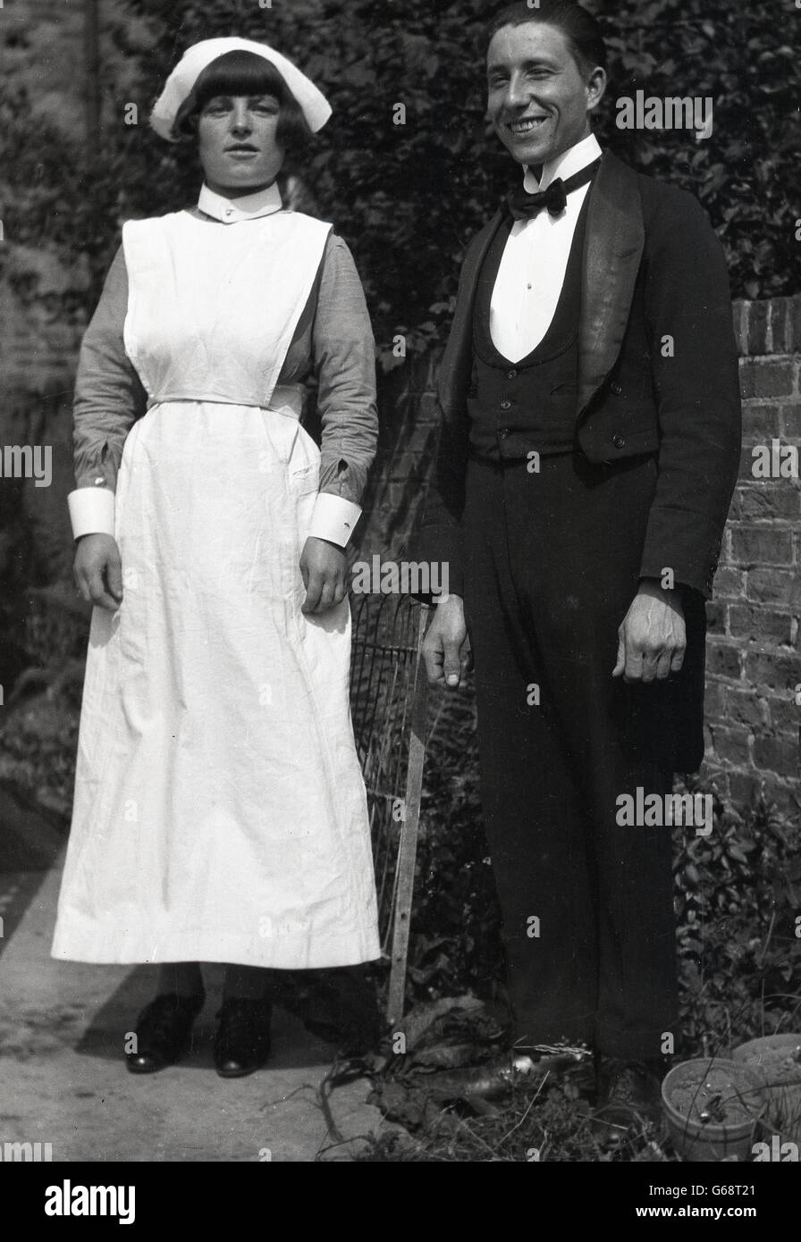 1930er Jahre, historische, Butler von einem Haushalt außerhalb mit der weiblichen Haushälterin oder inländische Zimmermädchen. Stockfoto