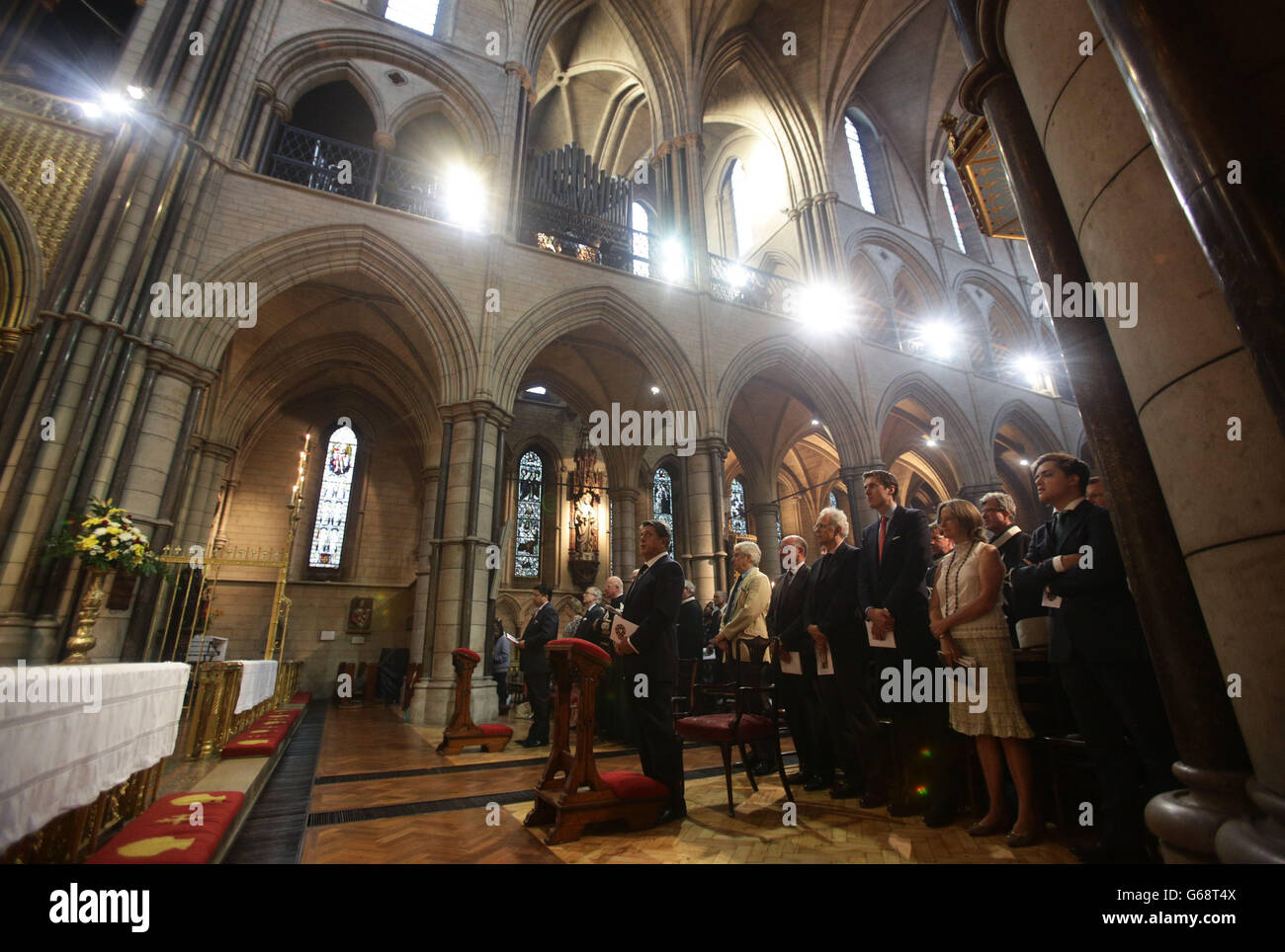 Der spanische Botschafter in Großbritannien, Federico Trillo, nimmt an einer Sondermesse in der römisch-katholischen Kirche St. James im Zentrum von London für die Opfer des Zugunglüges in Santiago de Compestela, Spanien, Teil. Stockfoto