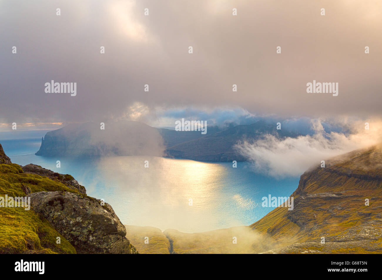 Mit Blick auf die Insel Vagar vom Skaelingur Berge am Ende des Tages auf Streymoy, Färöer, Dänemark - Färöer - HDR-Effekt Stockfoto