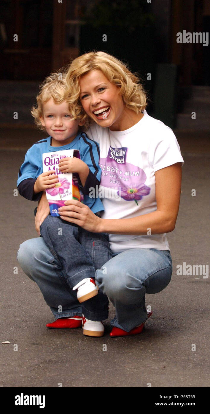 Model Melinda Messenger mit ihrem Sohn Morgan, zwei, während einer Fotoserie im Grosvenor House Hotel in London, nachdem sie 2003 zur Quality Street Celebrity Mom of the Year ernannt wurde. Stockfoto