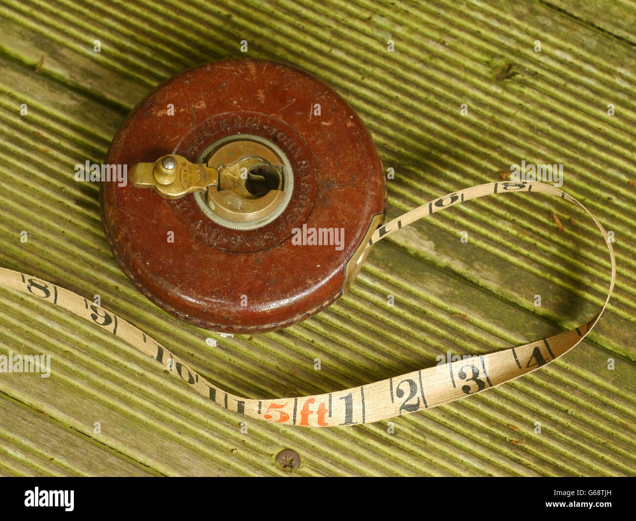 Alte Leder Maßband auf Holzterrassen Stockfoto