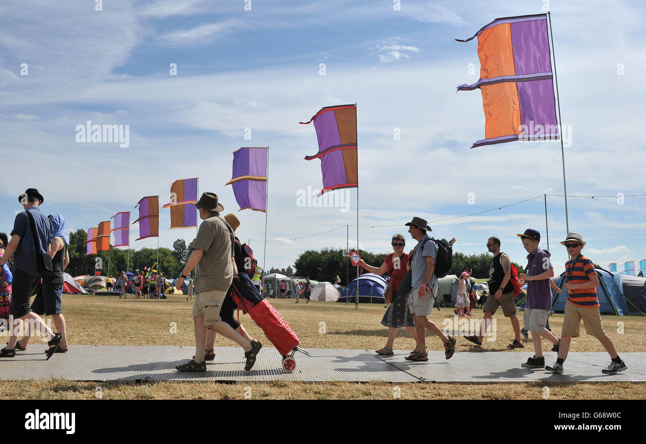 Die Menschen kommen während des Womad Festivals 2013 an, das im Charlton Park in Wiltshire stattfindet. Stockfoto