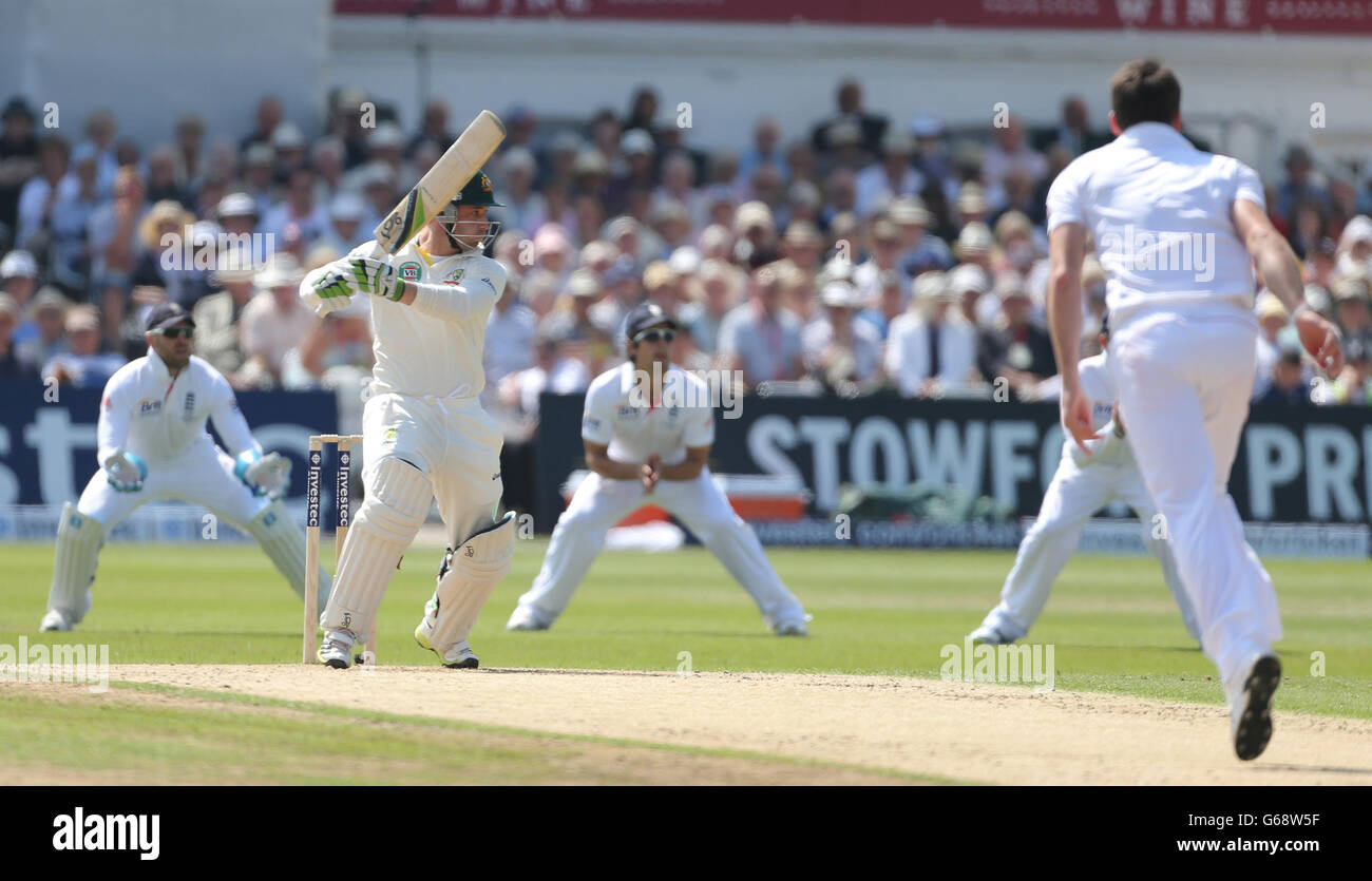 Am zweiten Tag des ersten Investec Ashes Test-Spiels in Trent Bridge, Nottingham, erzielt der Australier Phil Hughes 4 Punkte vor dem englischen James Anderson. Stockfoto
