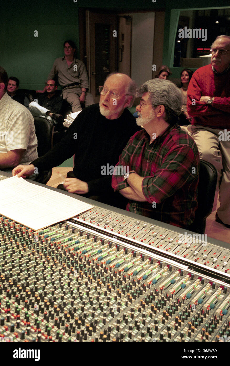 Komponist John Williams, mit George Lucas und dem London Symphony Orchestra gestern, 20. Januar 2002, während der Aufnahme von Musik für Star Wars Film Episode II – Angriff der Klonkrieger, in den Londoner Abbey Road Studios zu arbeiten. Stockfoto