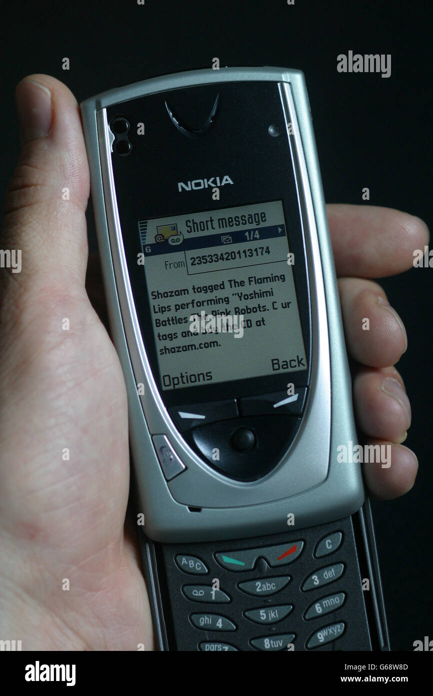 Shazam.  Um die Aufmerksamkeit der Stella Kramer.  Chris Barton, Gründer und Business Development Director der Shazam, zeigt die SMS-Nachricht, die erschienen auf seinem Handy, wenn er 2580 gewählt und richtete sie auf die Quelle der Musik.  Foto von Jonathan Player für die New York Times, 10. Oktober 2002 Stockfoto