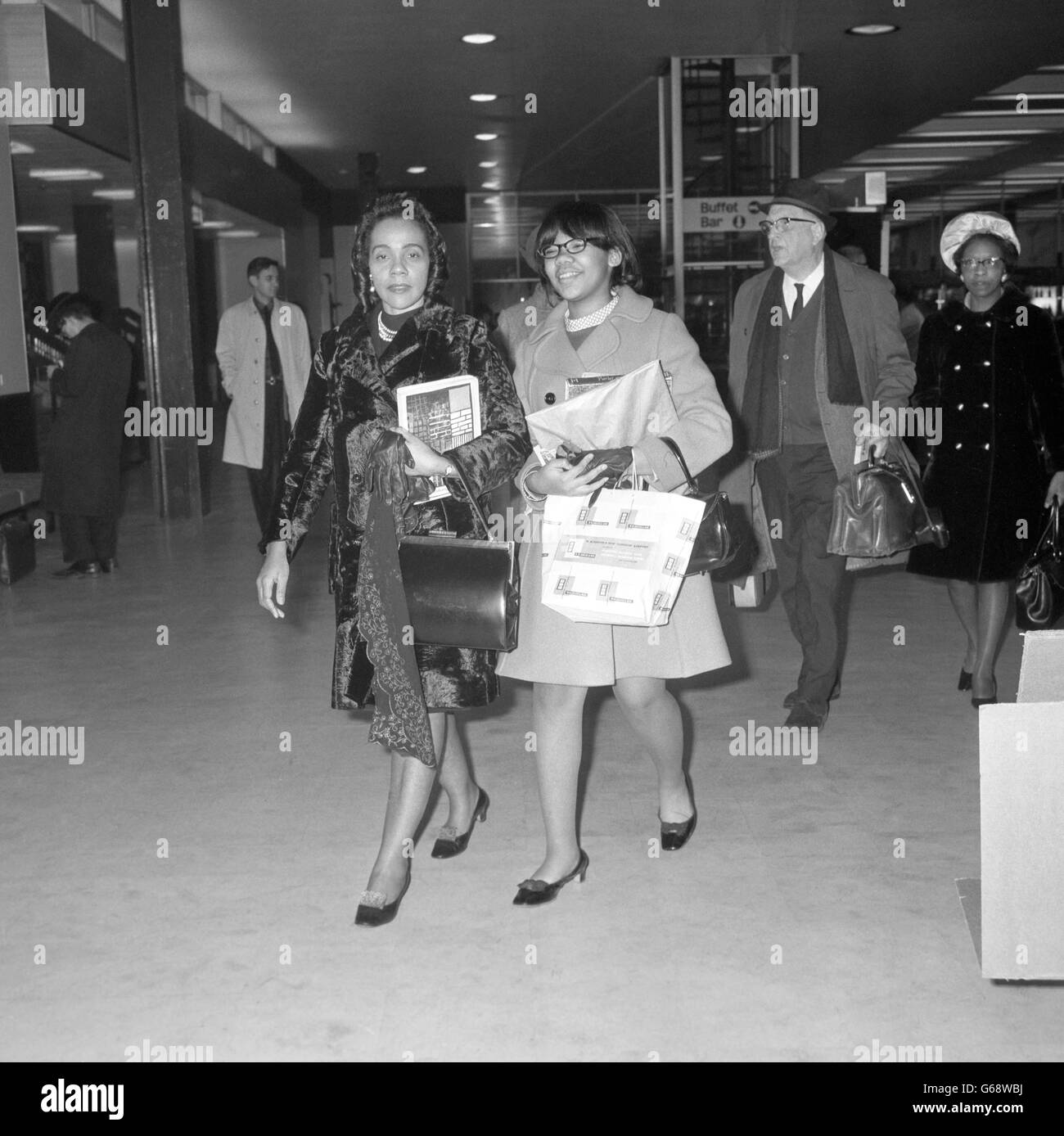 Coretta King, Witwe des ermordeten Bürgerrechtführers Martin Luther King, mit ihrer Tochter Yolanda, 13 Jahre alt. Nach einem viertägigen Besuch in London waren sie am Flughafen Heathrow. Stockfoto