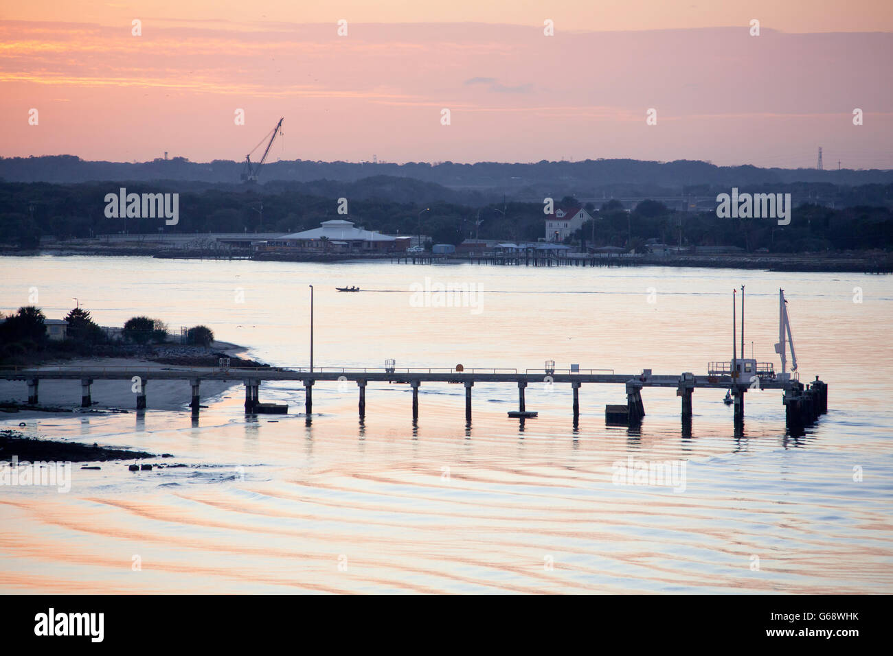 St. Johns River und Jacksonville Vororte nach Sonnenuntergang (Florida). Stockfoto