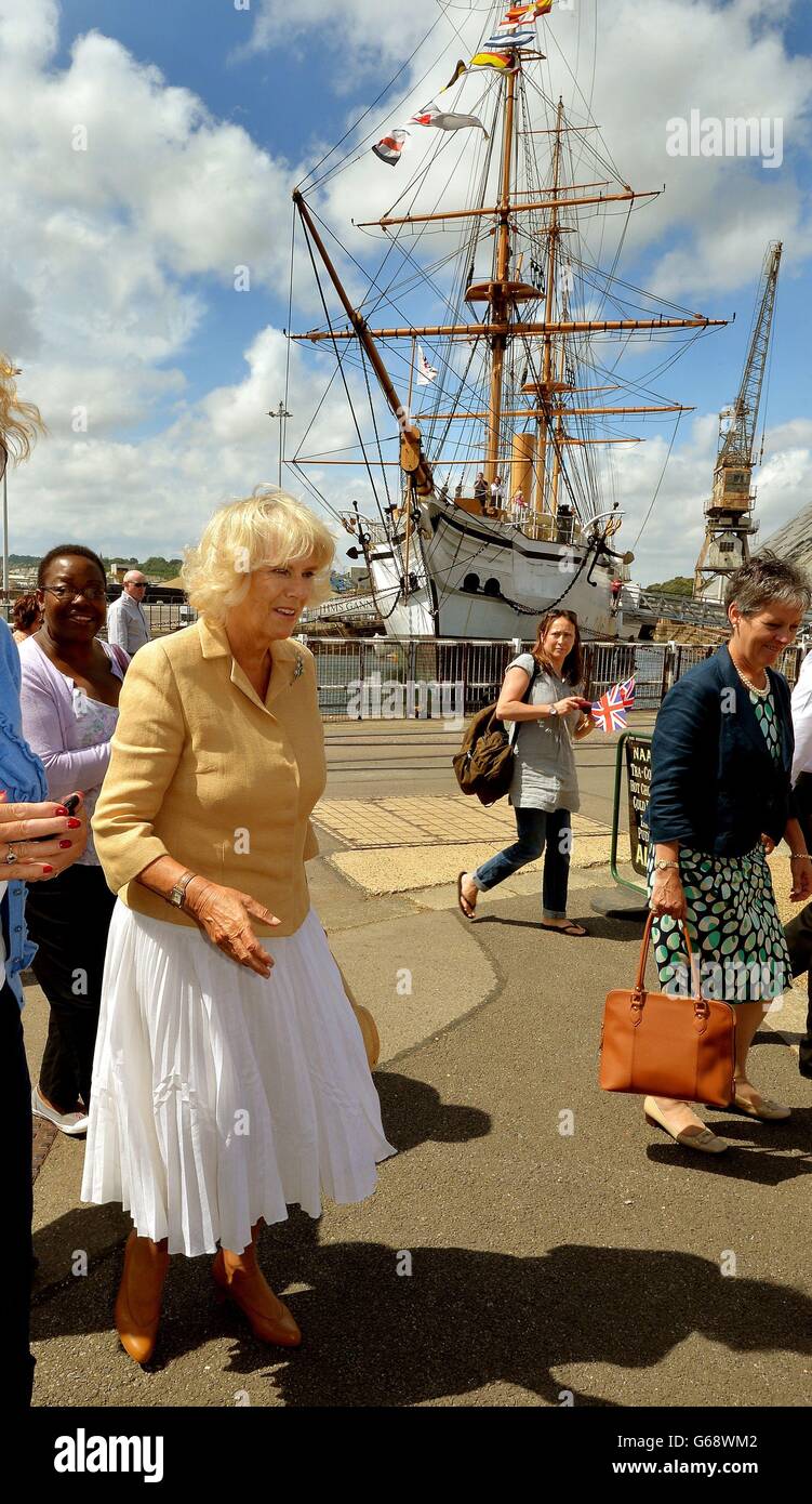 Die Herzogin von Cornwall nimmt die Sehenswürdigkeiten und Geräusche während eines Besuchs im Chatham Historic Naval Port in Kent, als sie und der Prinz von Wales Kent besuchten. Stockfoto