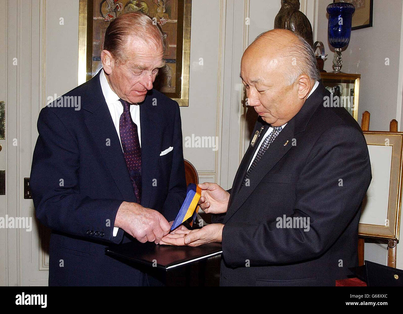 Der Herzog von Edinburgh mit Kay K Fukushima, dem Präsidenten der Internationalen Vereinigung der Löwen-Clubs. * der Herzog erhielt die Auszeichnung der Association's Medal of Distinction, die höchste Auszeichnung der Association an jemanden, der kein Staatsoberhaupt ist, im Buckingham Palace. Er erhielt die Medaille für Verdienste und Engagement für den World Wildlife Fund. Stockfoto