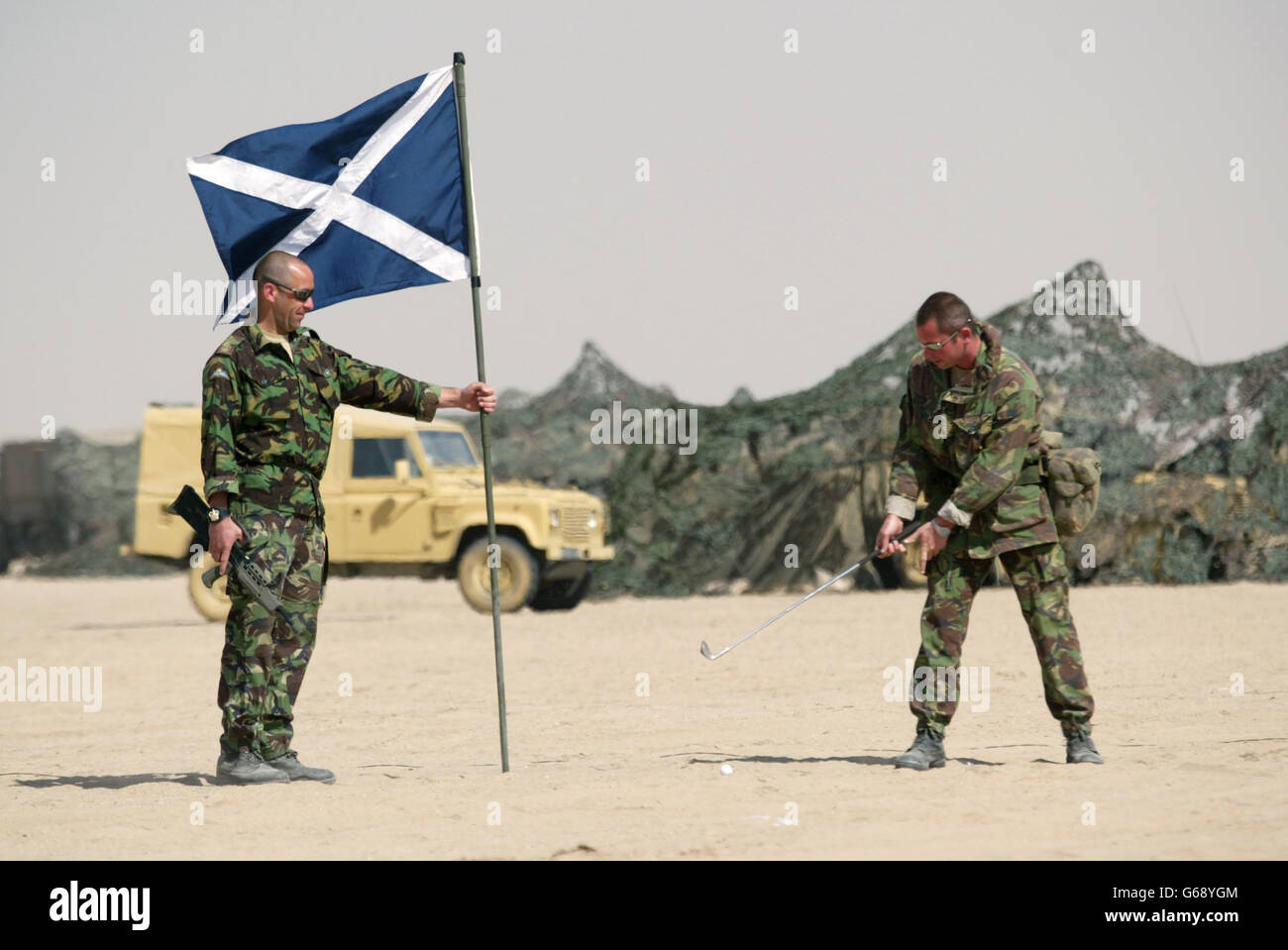 Sergeant Major Kerry Gospal (links) aus Greenock, Schottland, spielt Golf mit Stabsfeldwebel Bryan Brocklehurst aus Kelty in der Nähe von Fife, Schottland, von 43 Geschwader im Camp Coyote, Kuwait. Stockfoto