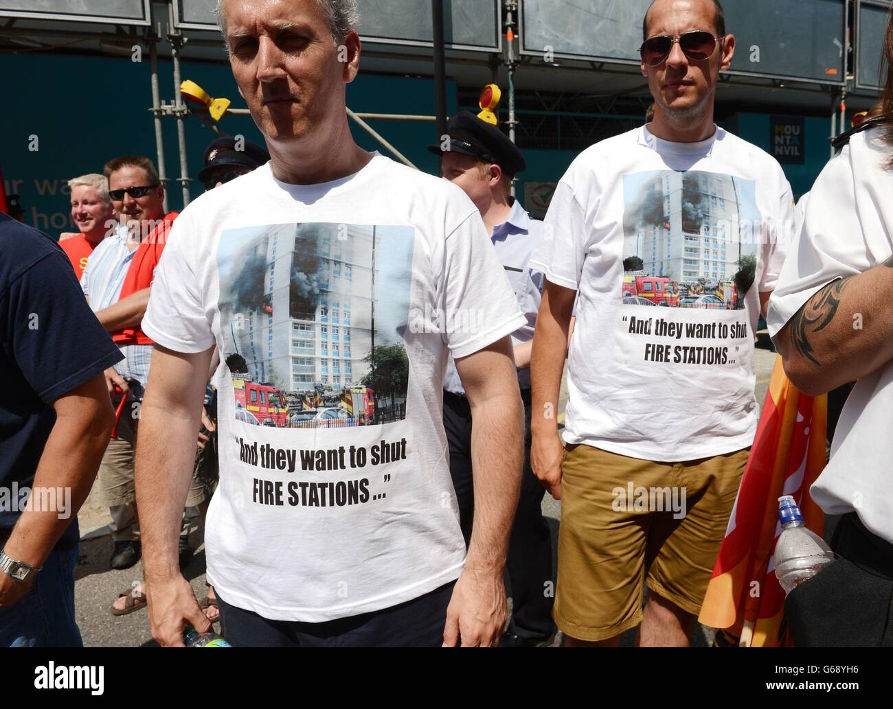 Feuerwehrleute protestieren heute vor dem Londoner Feuerwehrhauptquartier in London gegen Stationsschließungen und Motorabfälle. Stockfoto