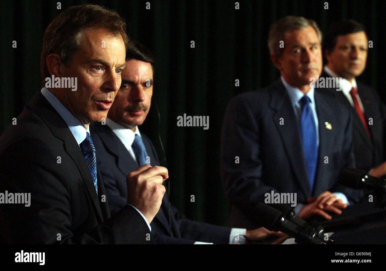 (Von L-R) der britische Premierminister Tony Blair, der spanische Premierminister Jose Maria Aznar, der US-Präsident George Bush und der portugiesische Premierminister Jose Manual Durao Barroso während einer Pressekonferenz auf den Azoren, wo Gespräche über den Irak abgehalten wurden. Stockfoto