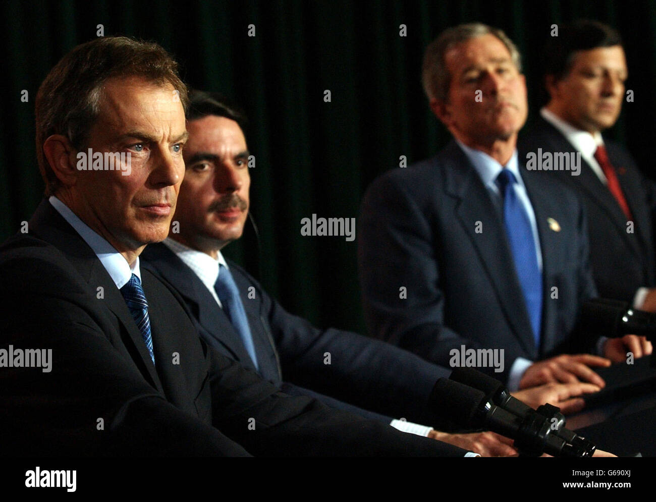 (Von L-R) der britische Premierminister Tony Blair, der spanische Premierminister Jose Maria Aznar, der US-Präsident George Bush und der portugiesische Premierminister Jose Manual Durao Barroso während einer Pressekonferenz auf den Azoren, wo Gespräche über den Irak abgehalten wurden. Stockfoto