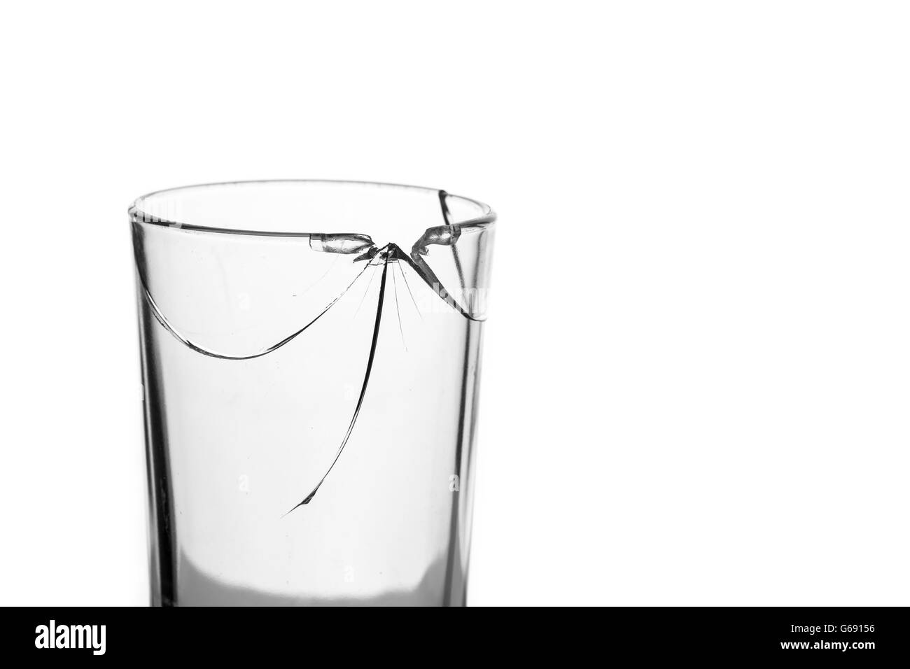 Nahaufnahme von Glasscherben auf weißem Hintergrund Stockfoto