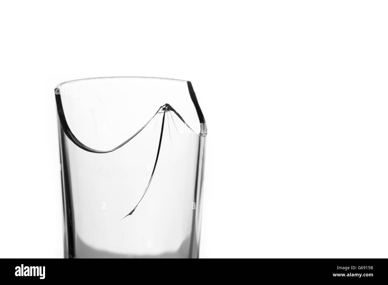 Nahaufnahme von Glasscherben auf weißem Hintergrund Stockfoto