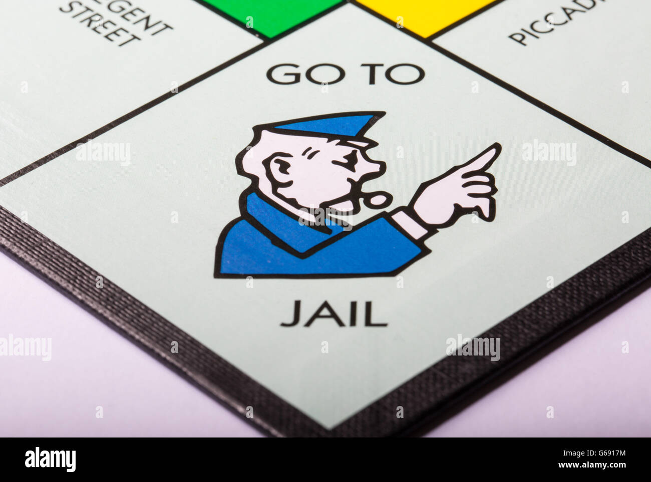 Gehen Sie zu Gefängnis Hinweis auf das Monopoly-Brett Stockfoto