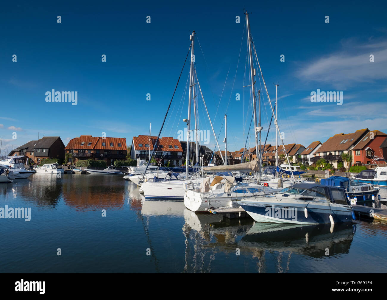 Yachten und Immobilien in Hythe Marina, Hythe Hampshire, UK Stockfoto