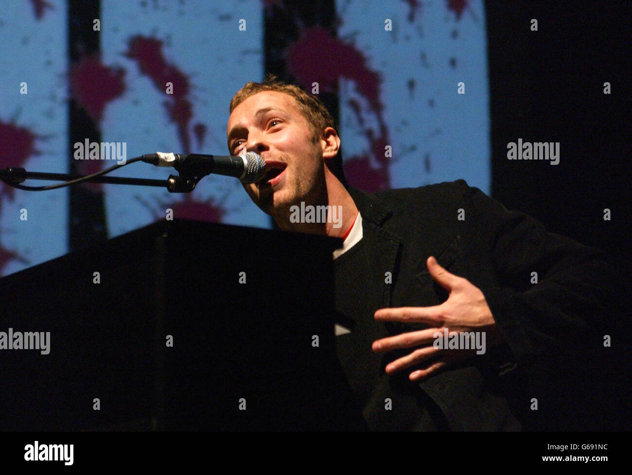 Martin One Big No Antikriegskonzert. Chris Martin tritt auf der Bühne während des One Big No Anti-war Konzerts im Shepherds Bush Empire in London auf. Stockfoto