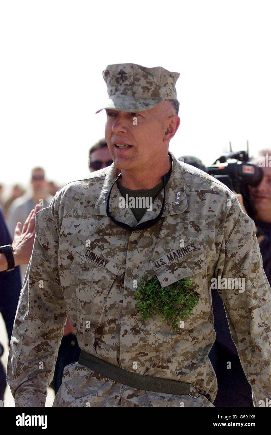 Lt. General James. T. Conway, Generalkommandeur der 1. Marine Expeditionstruppe im Golf, trägt bei einer Parade am St. Patrick's Day in Kuwait einen Shamrock. Stockfoto