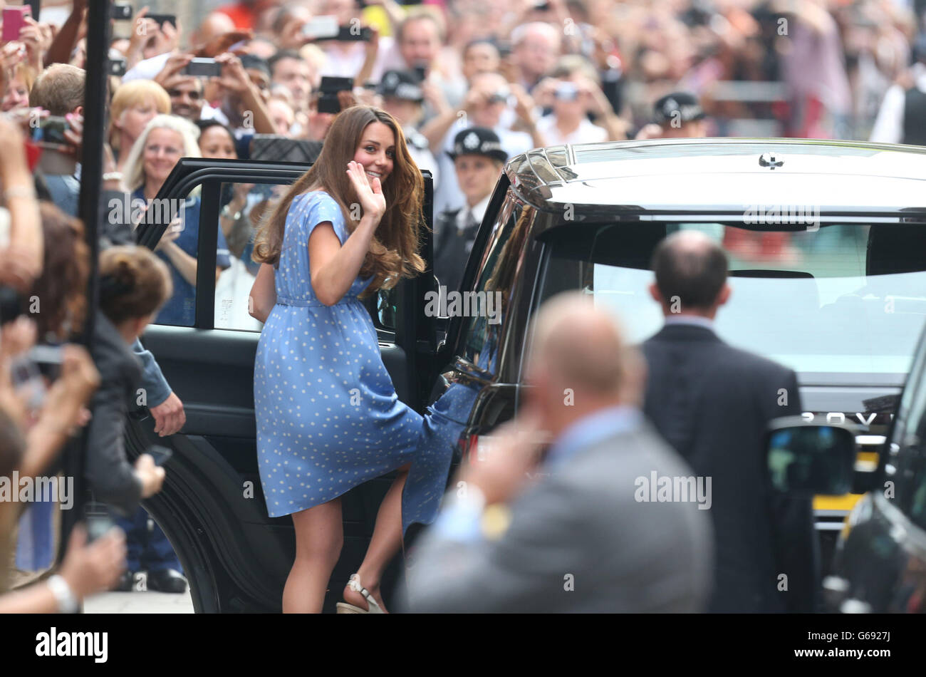 Die Herzogin von Cambridge steigt in ein Auto, als sie mit ihrem neugeborenen Sohn Prinz George von Cambridge den Lindo-Flügel des St. Mary's Hospital in London verlässt. Stockfoto