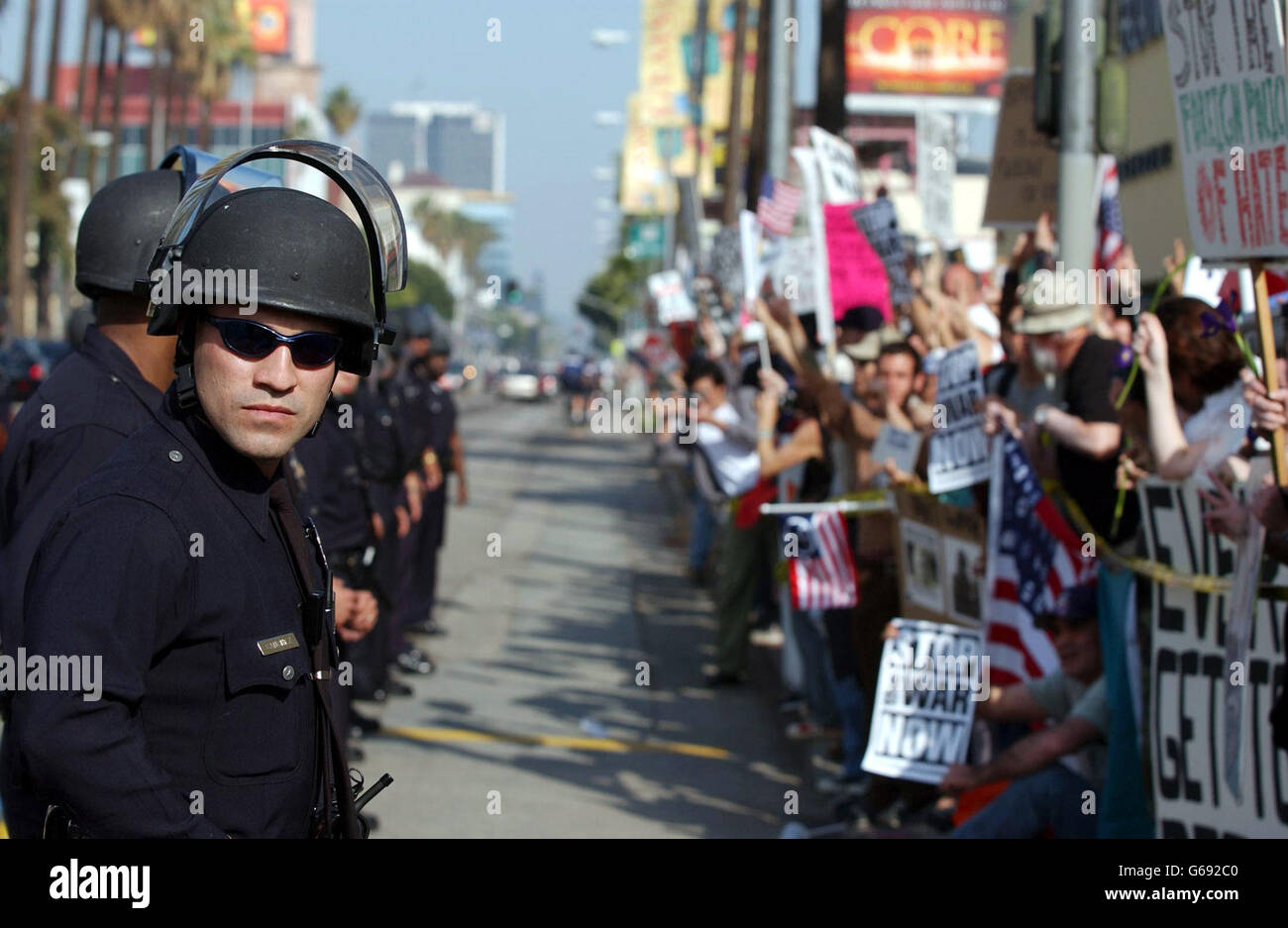 Beamte DES POLIZEIDEZERNATS VON LA sind während der Anti-Kriegs-Proteste auf dem Sunset Boulevard, in der Nähe des Kodak Theaters, wo die 75. Academy Awards in Hollywood stattfinden, Wache. Stockfoto