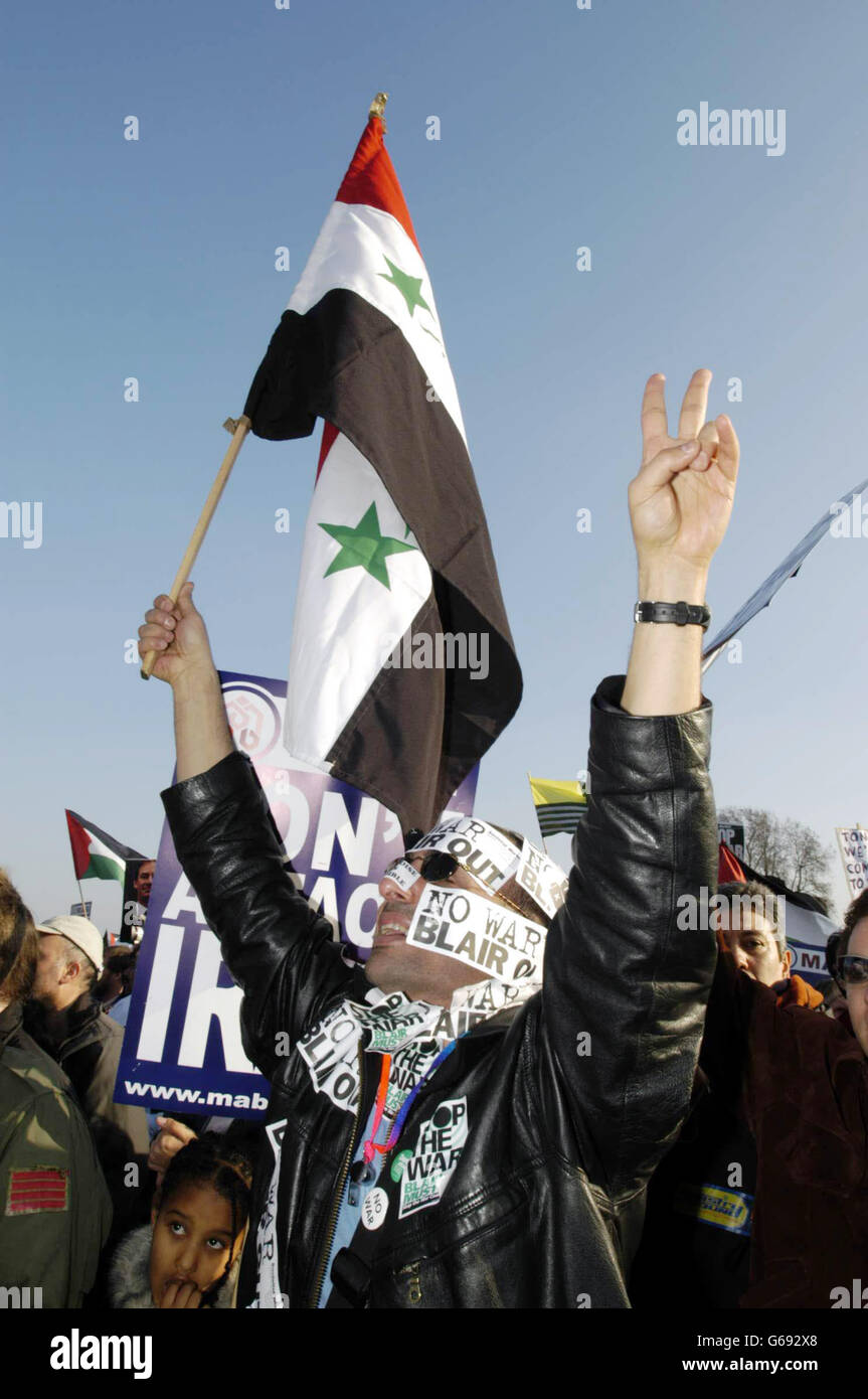 Einige der Leute, die an der Anti-Kriegs-Kundgebung im Hyde Park im Zentrum von London teilnehmen. Stockfoto