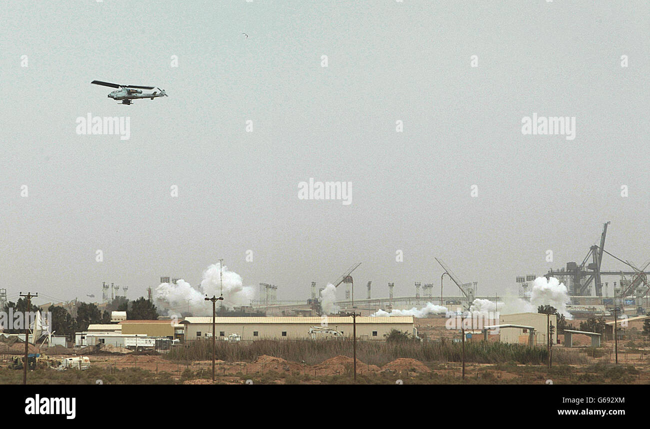US-Cobra-Angriffshubschrauber bombardieren den südirakischen Hafen Umm Qasr, da Mitglieder der US 15 Marine Expeditionary Unit (MEU) weiterhin gegen irakische Truppen in der Stadt kämpfen. Stockfoto