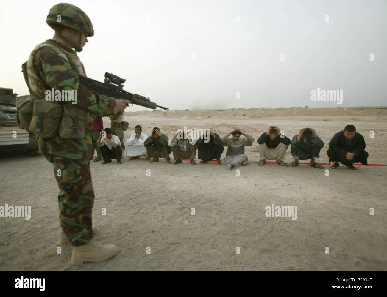 Soldaten zu stoppen und Einheimischen zu suchen Stockfoto