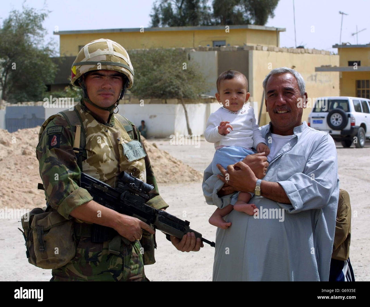 Korporal Stewart der Desert Rats, Royal Fusiliers, posiert mit einem Einheimischen in Basra Südirak. Stockfoto