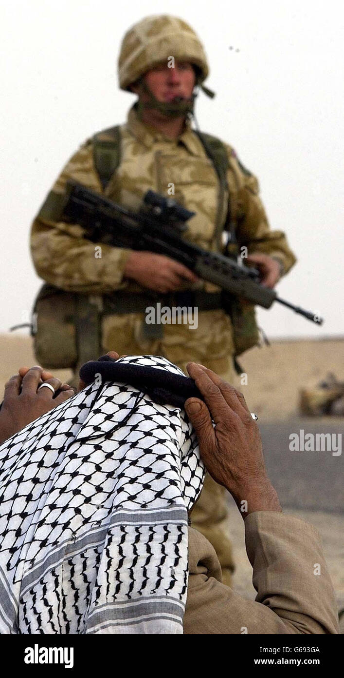Soldaten der Household Cavalry stoppen mutmaßliche irakische Soldaten an einem Kontrollpunkt im Südirak. Stockfoto