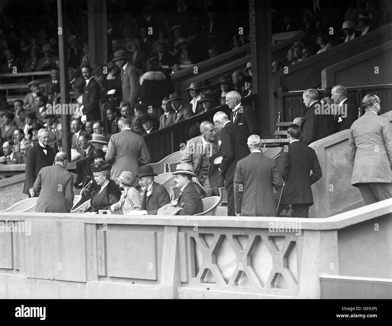 König Manuel II. Von Portugal und Königin-Gemahlin Augusta sehen in Wimbledon Tennis mit der britischen Königsfamilie. Stockfoto