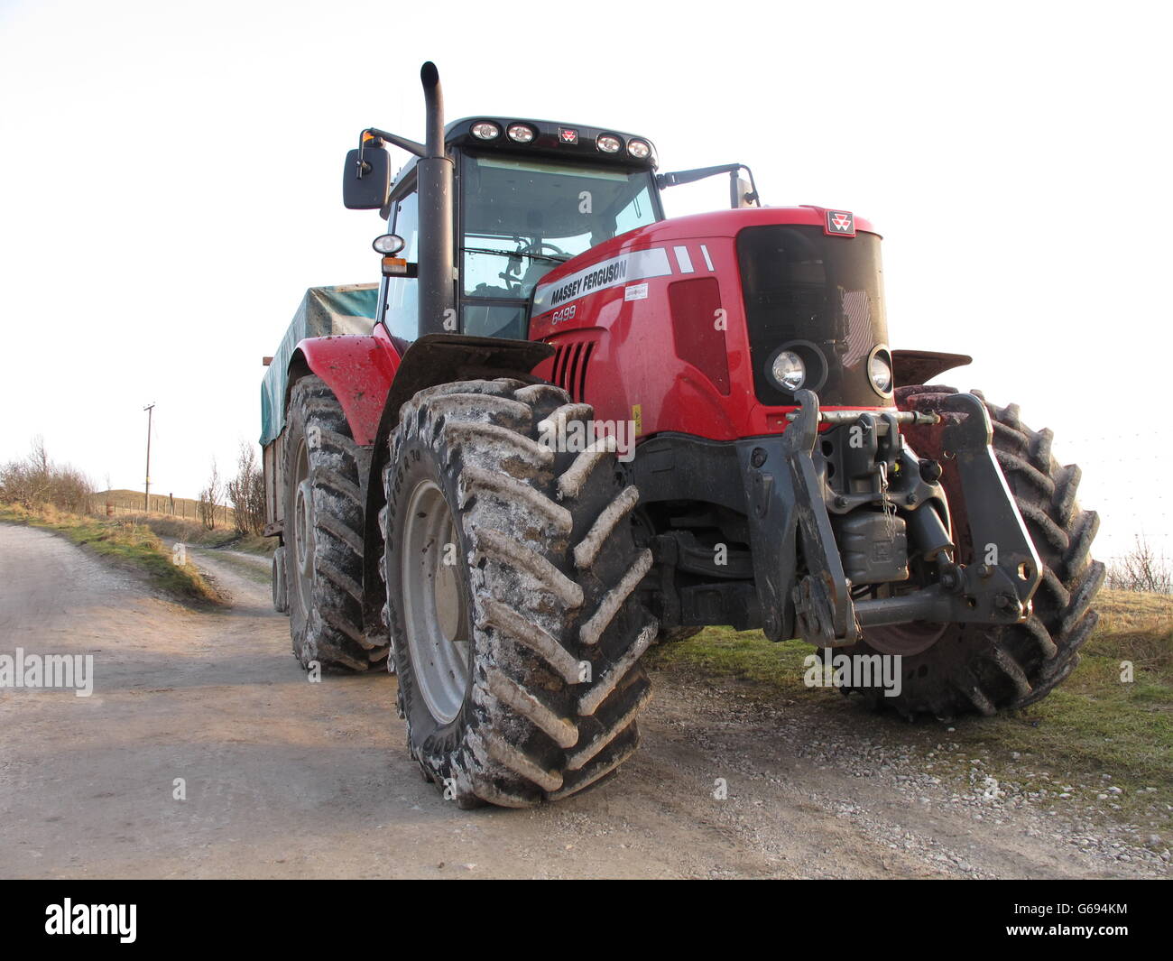 Riesige schmutzig rot Ackerschlepper in weißer Kreide Boden Nord Wessex Downs parkten auf dem Wanderer zu Fuß auf Walbury Hill abgedeckt. Stockfoto