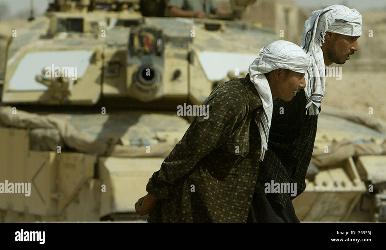 Irakische Zivilisten kommen an einem britischen Challanger II an einem Checkpoint in der Nähe von Basra vorbei. Foto von Dan Chung, The Guardian, MOD Pool Stockfoto