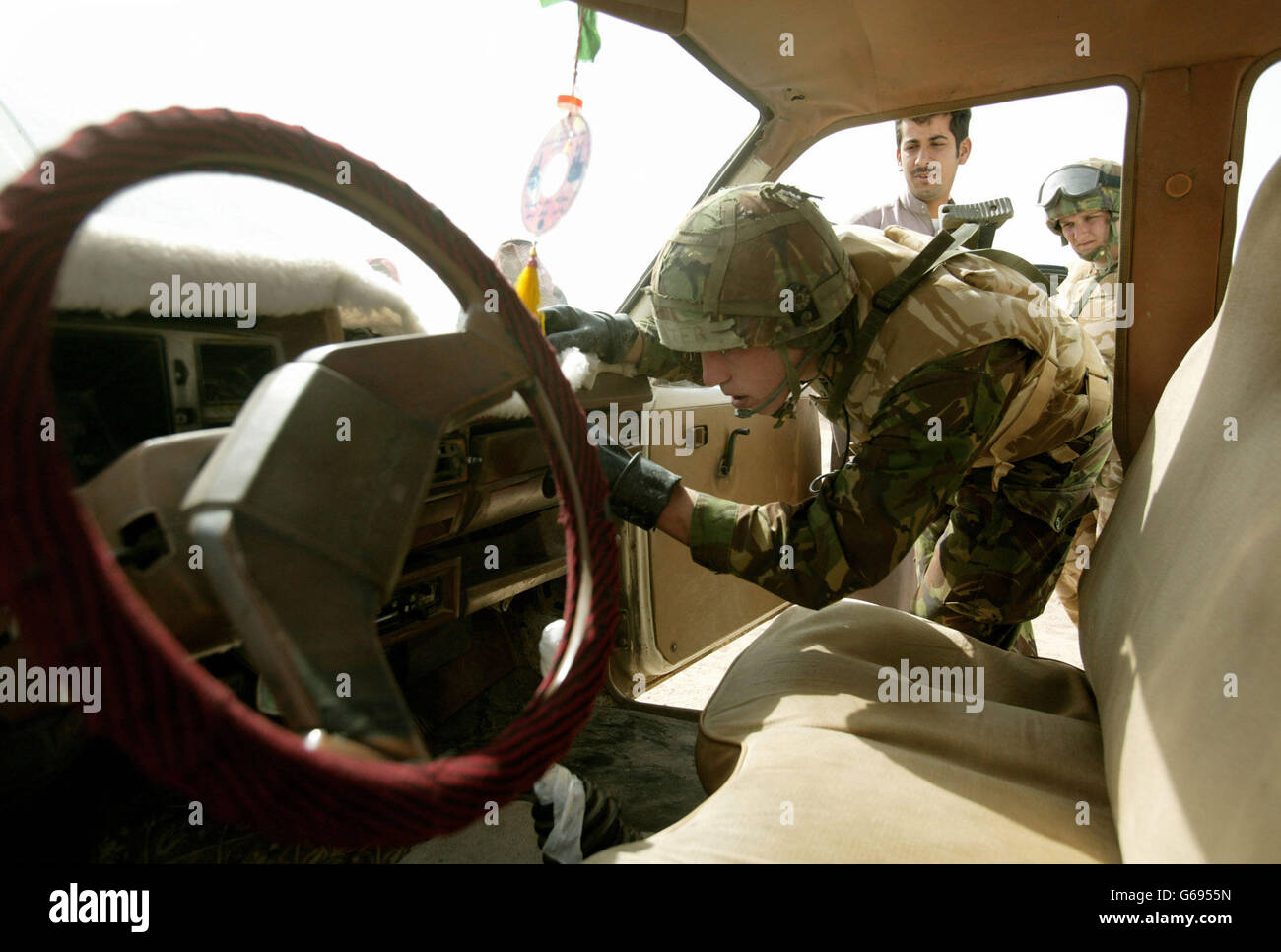 Britische Soldaten durchsuchen ein irakisches Auto an einem Checkpoint in der Nähe von Basra. Foto von Dan Chung, The Guardian, MOD Pool Stockfoto