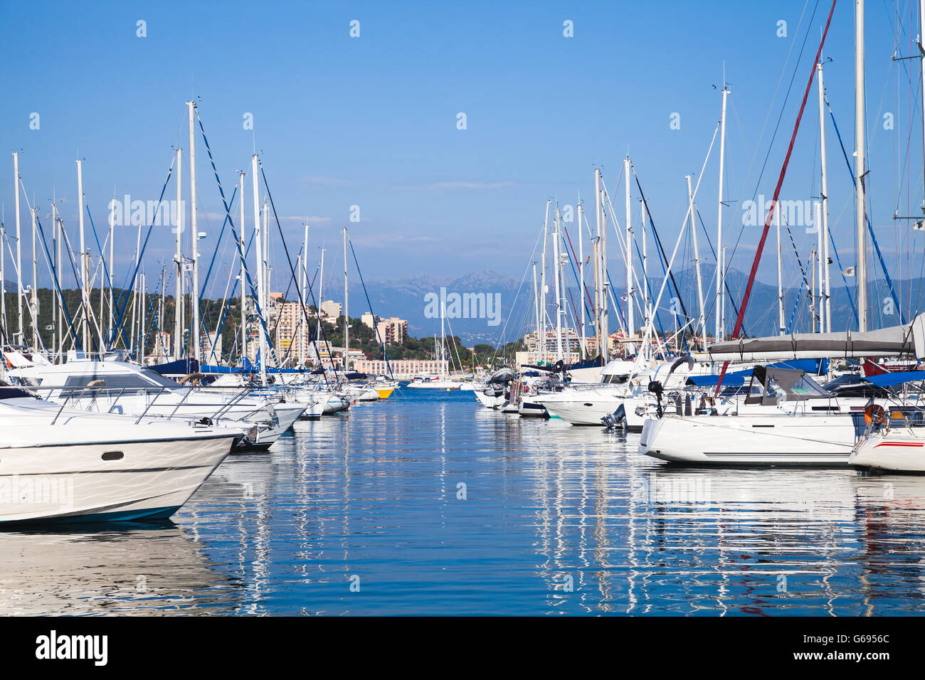 Yachten vor Anker im Hafen von Ajaccio, die Hauptstadt von Korsika, französische Insel im Mittelmeer Stockfoto