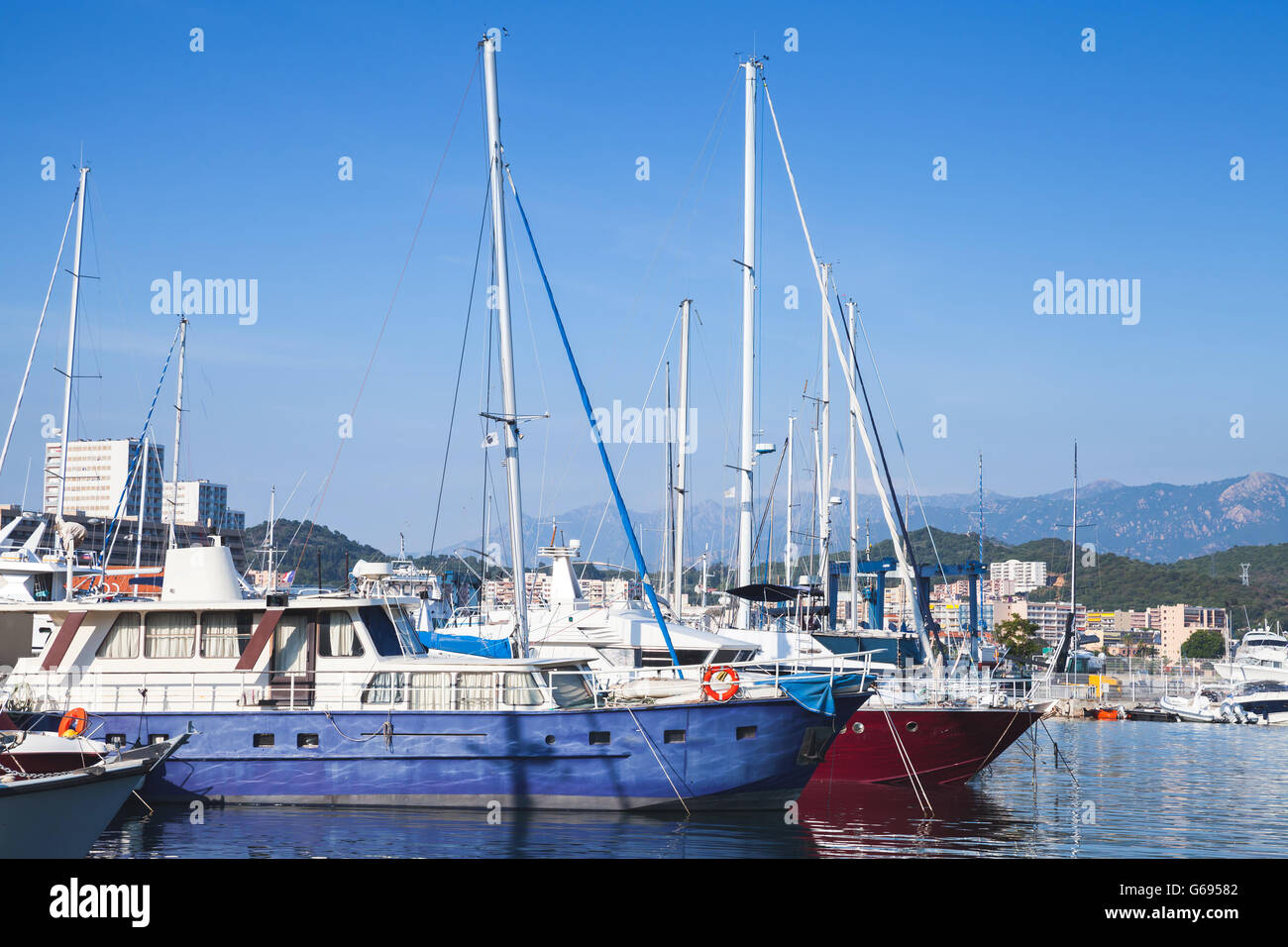 Segelyachten vor Anker im Hafen von Ajaccio, die Hauptstadt von Korsika, französische Insel im Mittelmeer Stockfoto