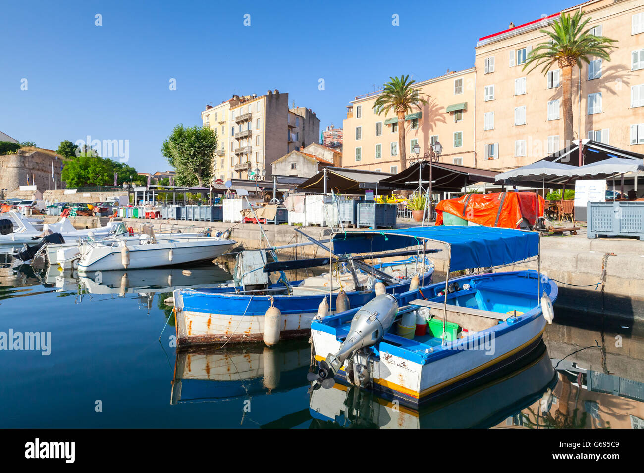 Bunte Fischerboote vertäut im alten Hafen von Ajaccio, Süd-Korsika, Frankreich Stockfoto