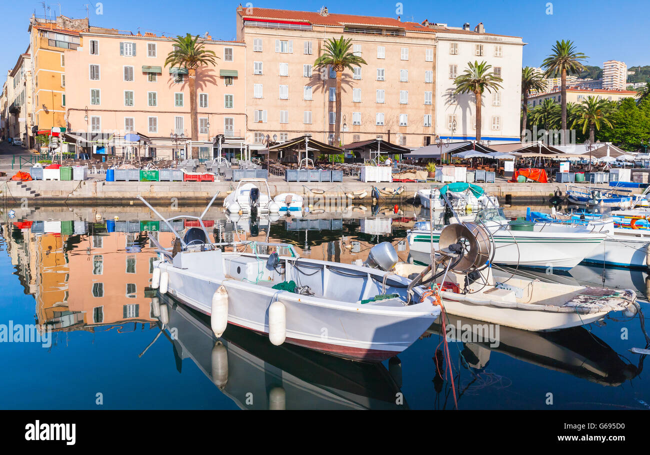 Kleine hölzerne Fischerboote vertäut im alten Hafen von Ajaccio, Süd-Korsika, Frankreich Stockfoto