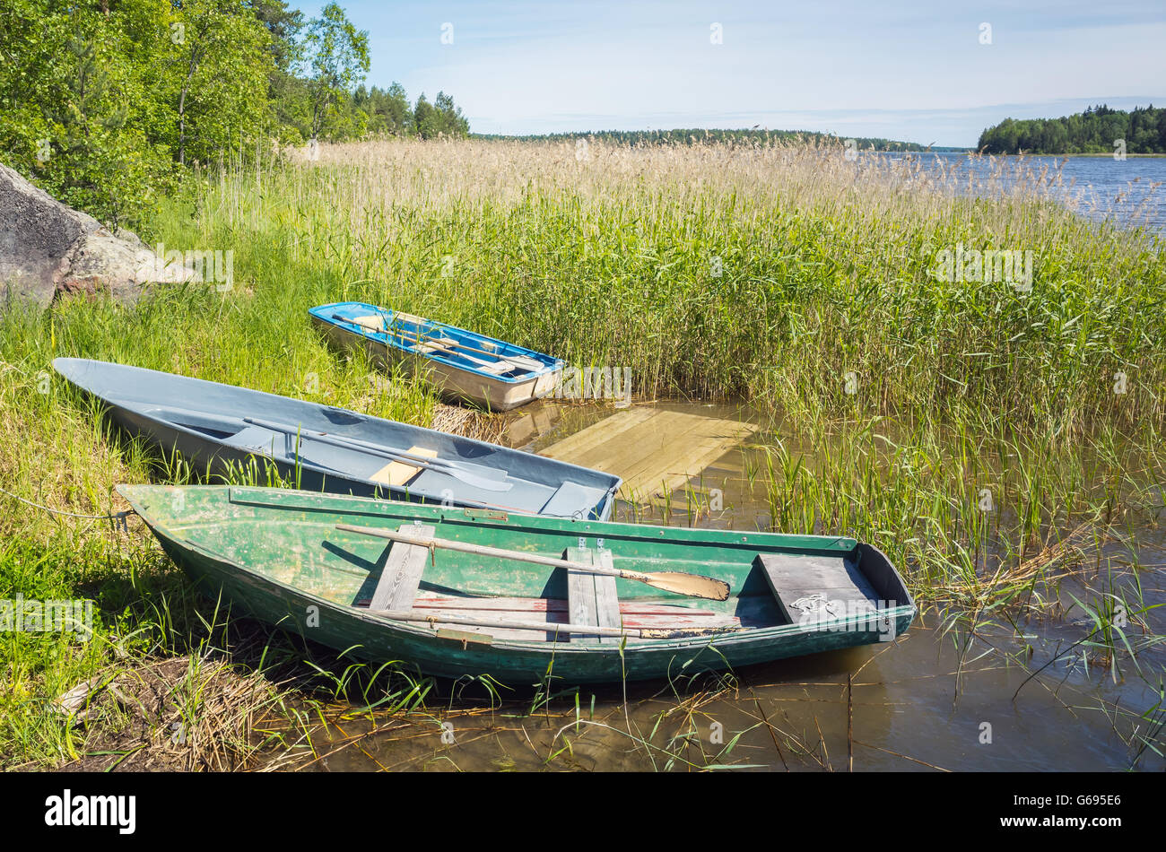 Kleine Ruderboote lag an der Küste noch See im Schilf Stockfoto