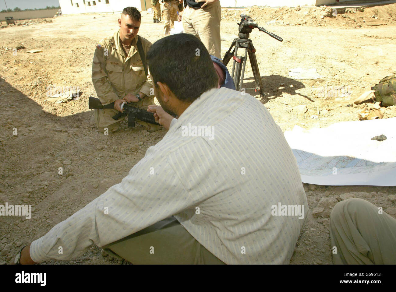 Royal Marines im Irak... Ein Informant, der heraufkam, um 40 königlichen Kommandomarinen in Abu Al Khasib wichtige Informationen zu geben. Stockfoto