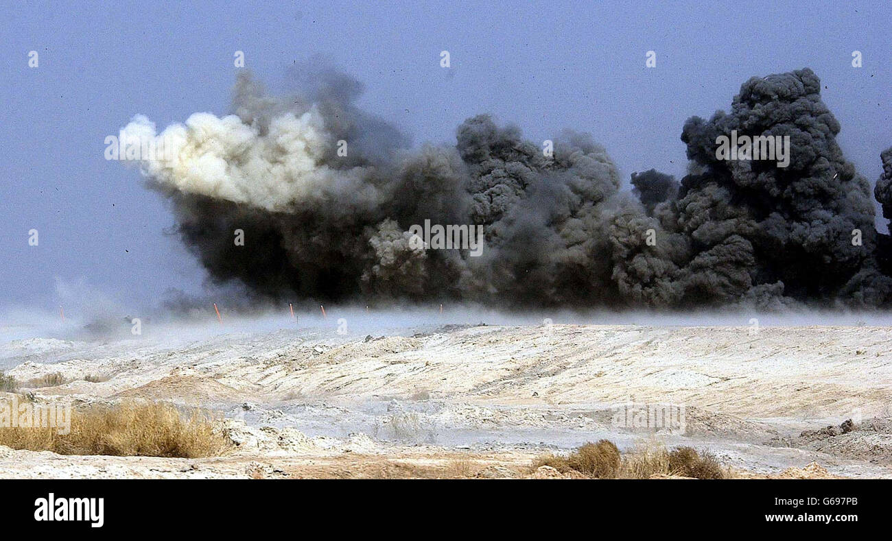 Britische Streitkräfte im Irak. Königliche Ingenieure räumen irakische Panzerabwehrminen um eine Brücke nördlich von Basra aus, indem sie sie zünden. Stockfoto