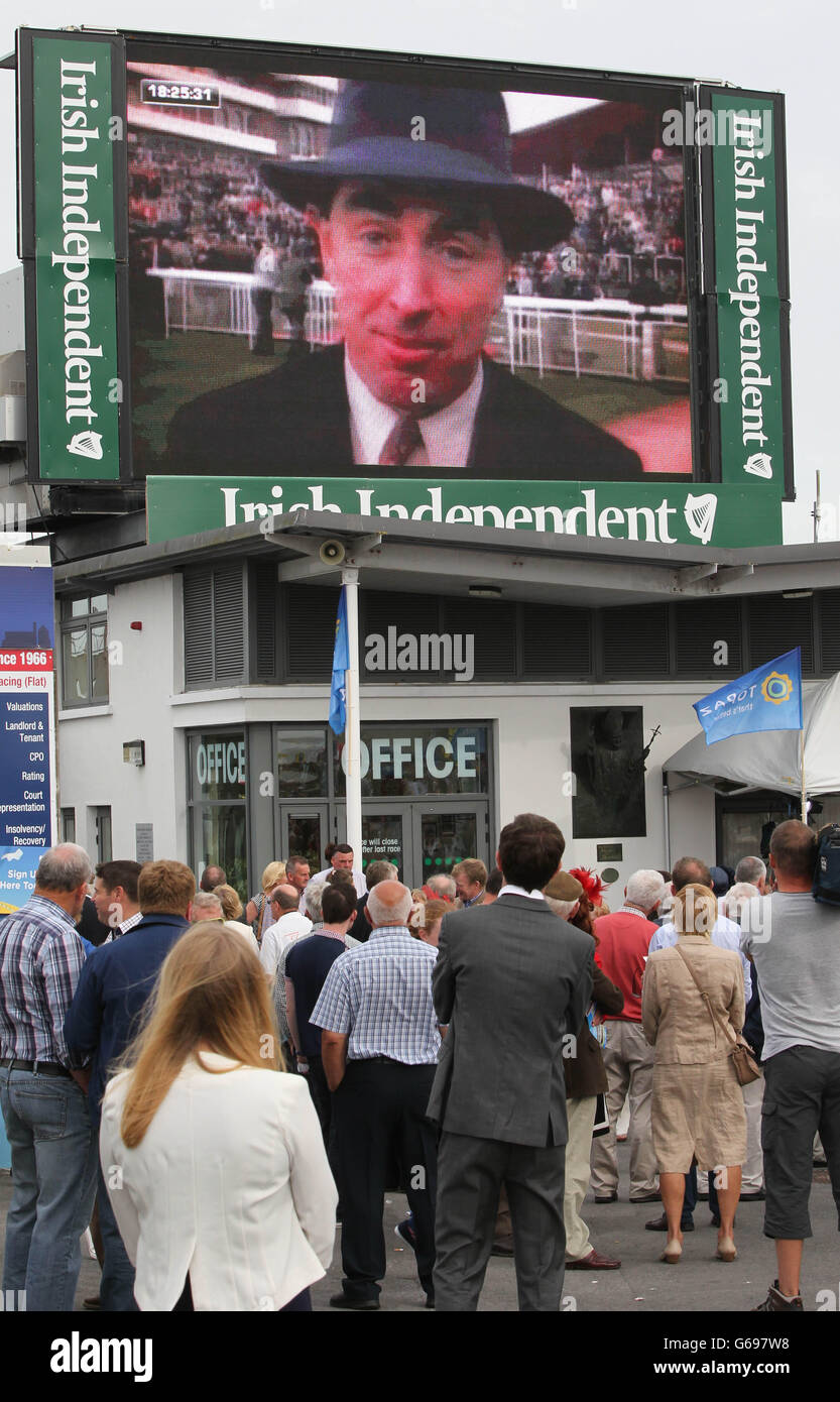 Am zweiten Tag des Galway Summer Festivals 2013 auf der Galway Racecourse, Ballybrit, Irland, werden Großbildtribute an den heute verstorbenen Sender Colm Murray gezahlt. Stockfoto