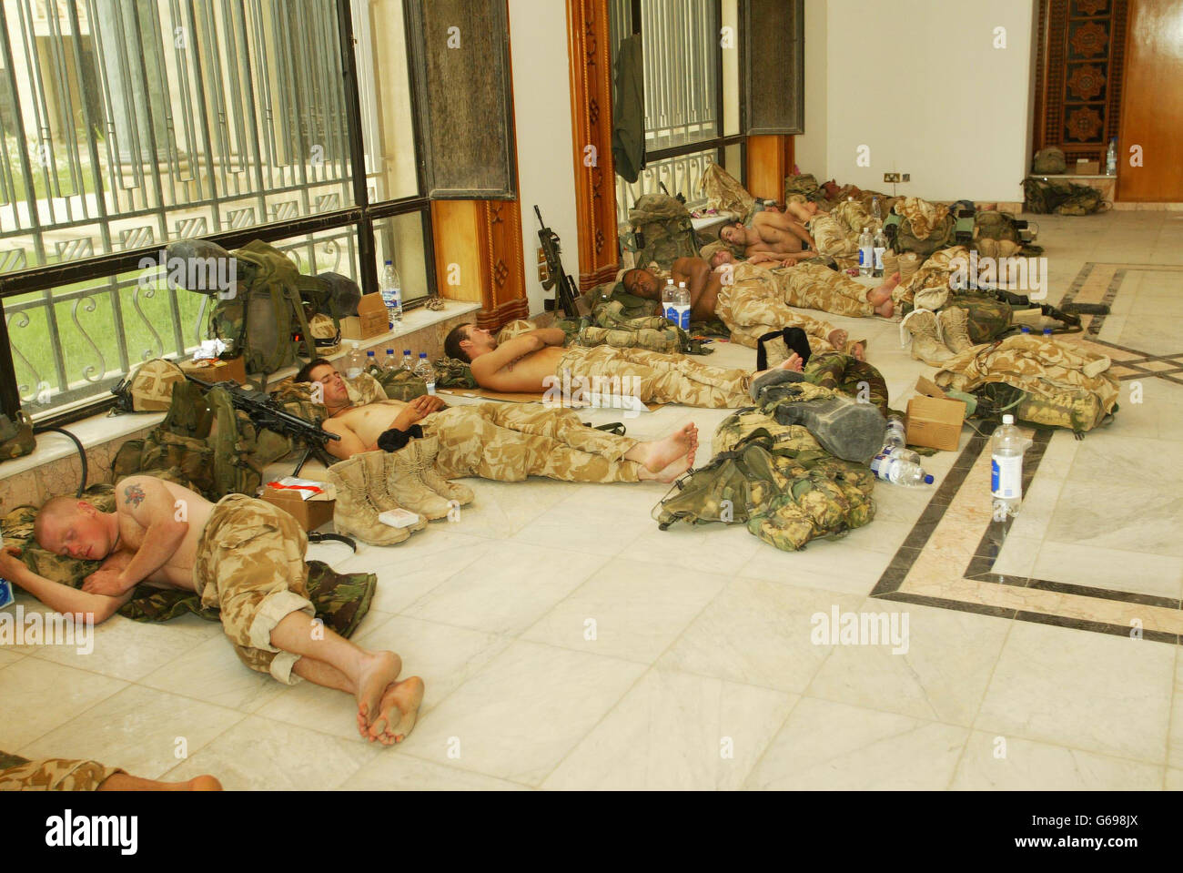 Innenansicht des Saddam-Palastes mit Männern der königlichen Marine des Commando 42, die sich nach der Einnahme des Präsidentenpalastes ausruhen. Die Männer schlafen in einem der Staatssäle vor den arabischen Wasserstraßen von Shattal. Stockfoto