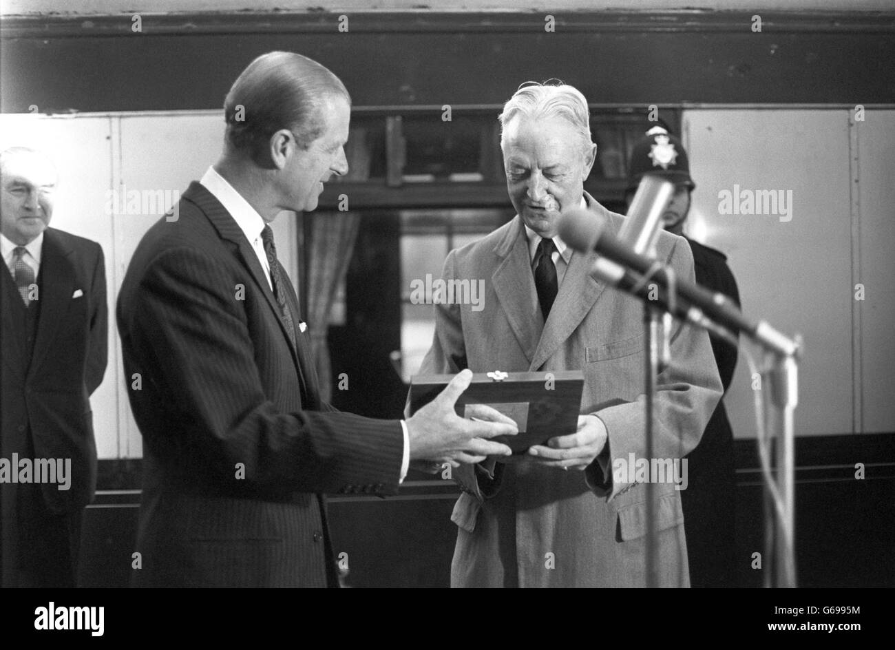 Königlicher Besuch - u-Bahnstation Kensington Olympia - London Stockfoto