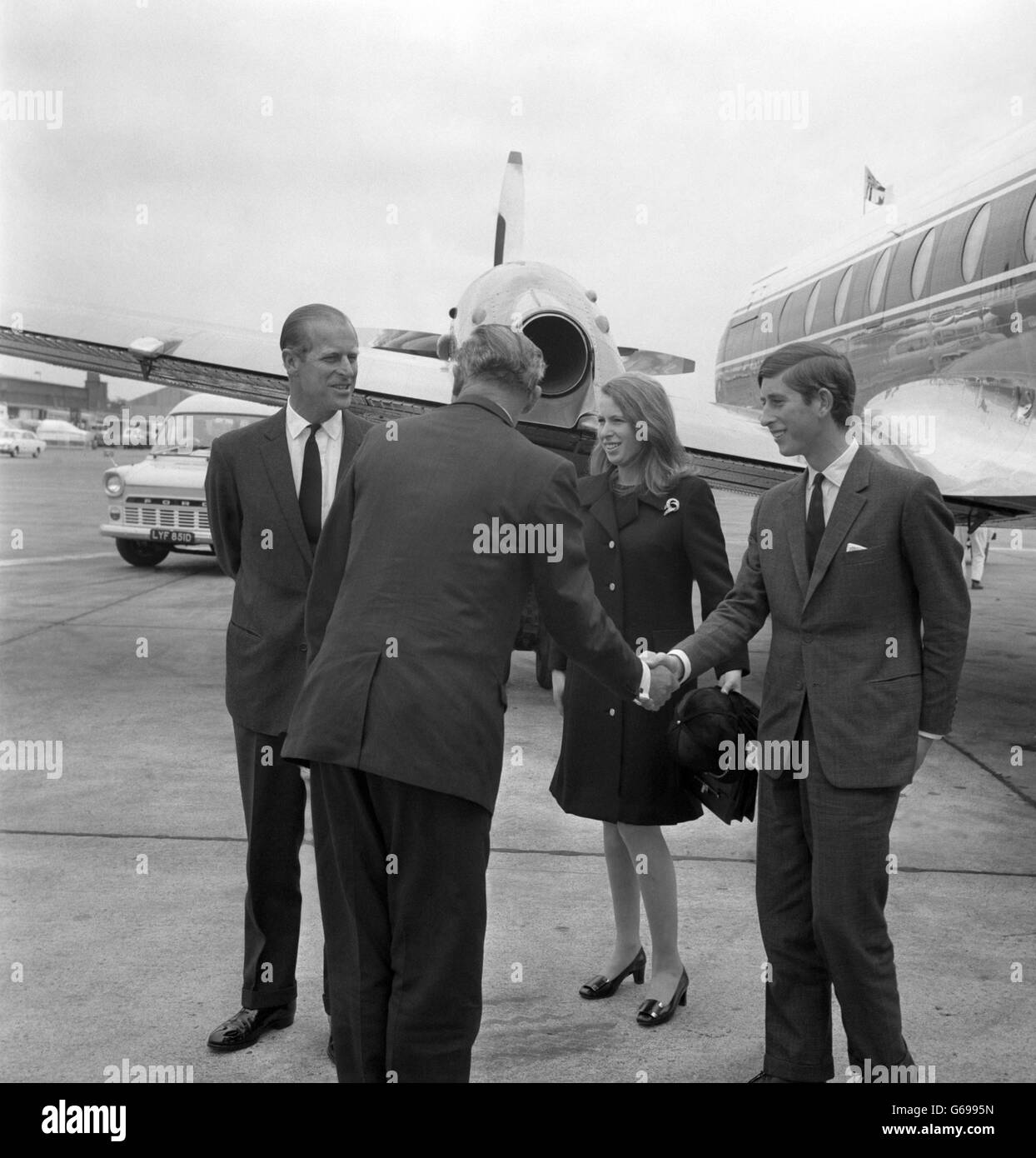 Handschlag für Prinz Charles, den Prinzen von Wales, wie, zusammen mit Prinz Philip, der Herzog von Edinburgh, Und Prinzessin Anne wird am Flughafen Heathrow begrüßt, nachdem sie von Dyce (Aberdeen) in einem Andover of the Queen's Flight geflogen ist, der vom Herzog zur Beerdigung von Prinzessin Marina, Herzogin von Kent, in Windsor pilotiert wurde. Stockfoto