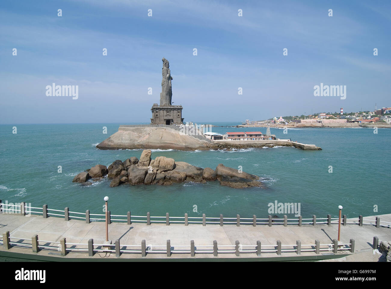 Statue des tamilischen Dichters Thiruvalluvar, wie gesehen von