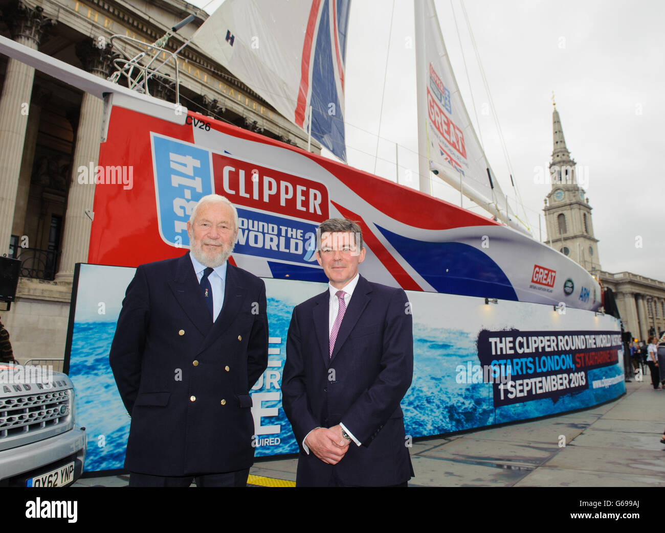 Sir Robin Knox-Johnston (links) und Sportminister Hugh Robertson mit der Yacht 'Great Britain' bei einer Auftaktveranstaltung im Trafalgar Square, London. Stockfoto